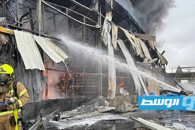 الإطفاء الإسرائيلي يحاول أخماد النيران عقب استهداف صاروخ إيراني لمصنع كيماويات قرب بئر السبع بجنوب إسرائيل. (الإنترنت)