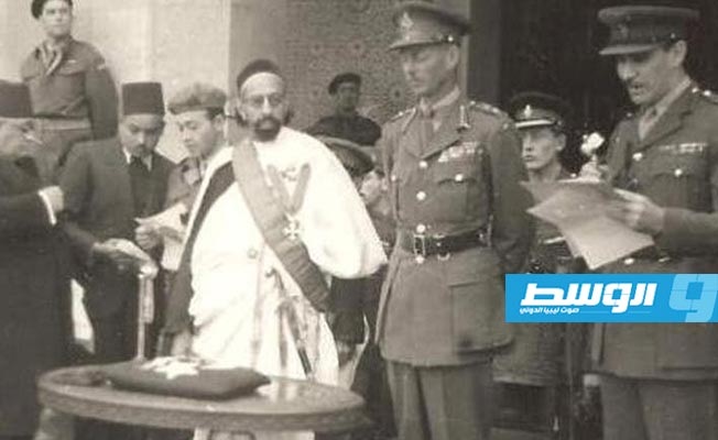 في حضرة الملك ويطهر في الصورة على الجربي