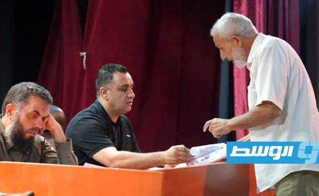 من أعمال توزيع صكوك التعويضات على 52 عائلة متضررة من «دانيال» بدرنة، 17 أكتوبر 2023. (حكومة حماد)