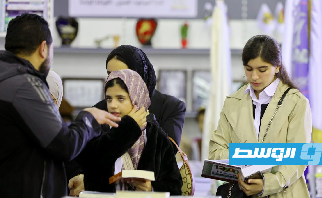 رواد المعرض من اليافعين يطالعون الكتب وينتقون ما يناسب ميولهم. (فيسبوك)