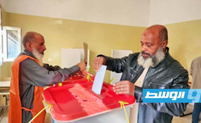 مواطن يدلي بصوته في الانتخابات البلدية ببئر الأشهب، 16 نوفمبر 2024. (مراسل الوسط: محمد العوكلي)