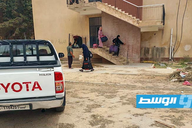 مكتب الخدمات بجامعة طرابلس ينقل الطالبات من مقر السكن الداخلي في الفرناج إلى أماكن آمنة، 14 مايو 2025. (جامعة طرابلس)