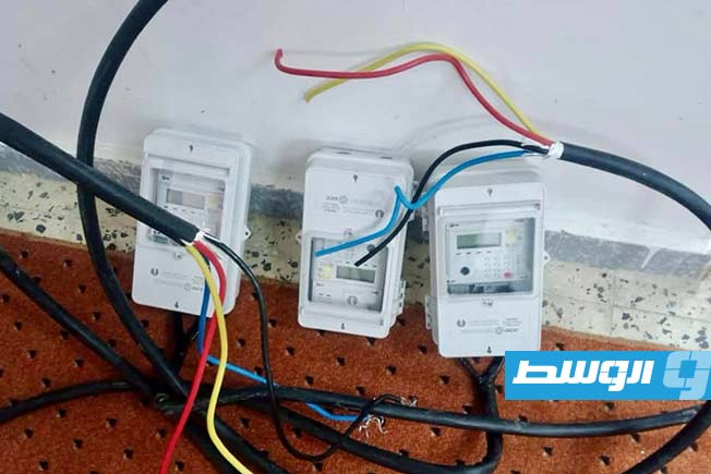 عدادات الدفع المسبق الكهربائية التي أتلفها المتهم. (وزارة الداخلية)