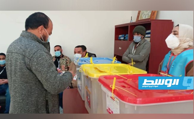 مواطن يدلي بصوته في انتحابات المجلس البلدي لحي الأندلس