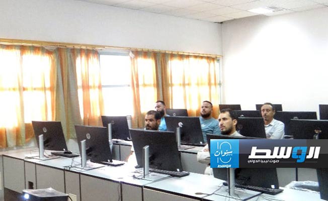 تدريب مكاتب العمل على منصة «وافد» لتنظيم العمالة الأجنبية. (وزارة العمل والتأهيل)