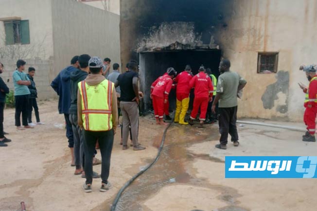 فرق الإطفاء تحاول إطفاء الحريق في أحد المنازل بمدينة الأصابعة (غرب ليبيا)، 14 أبريل 2025. (هيئة السلامة الوطنية)