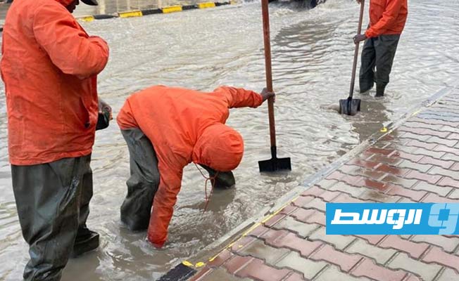 تنظيف فتحات تصريف مياه الأمطار في أبونواس بطرابلس، 27 ديسمبر 2024. (شركة الخدمات العامة طرابلس)
