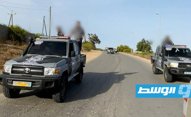 سيارات الشرطة أثناء القبض على المتعدين على أرض غابات أولاد احسين بمنطقة الثمانين. (وزارة الداخلية)