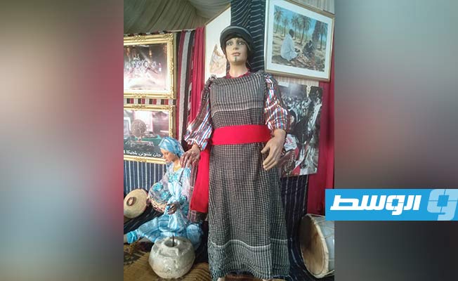 جانب من فعاليات المعرض الفني. (بوابة الوسط)