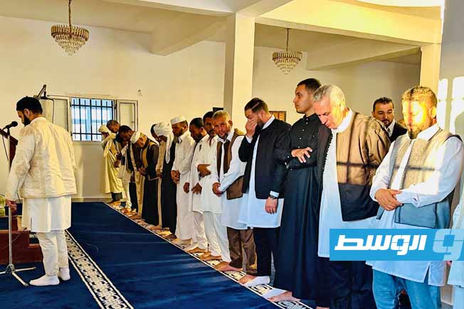 أداء صلاة العيد في أحد مساجد بلدية زوارة، 27 مايو 2026. (زوارة بين قوسين)
