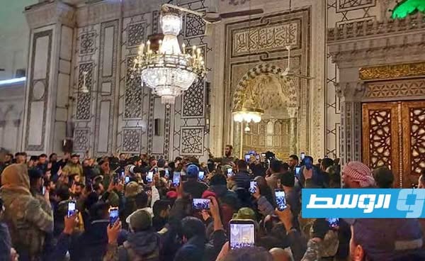 الجولاني داخل الجامع الأموي في دمشق، الأحد 8 ديسمبر 2024. (الإنترنت)