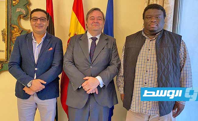 سفير إسبانيا لدى ليبيا يتوسط الأحجل وبحري، خلال لقائهما بمقر السفارة في طرابلس، الأربعاء، 20 أبريل 2022. (وزارة الدولة للشؤون الاقتصادية)