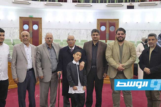 جانب من فعاليات توقيع كتاب «مرافعة العكاز والقلم: سيرة إدريس الطيب ونصوصه»، للكاتبة والباحثة خيرية فرج حفالش في ملتقى التغيير بمدينة البيضاء في 7 مايو 2026. (صفحة المؤلفة على فيسبوك)