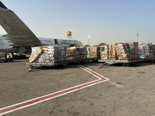 جانب من المساعدات المقدمة من حكومة الوحدة الوطنية الموقتة لأهالي غزة، الإثنين 6 نوفمبر 2023 (صفحة الحكومة على فيسبوك)