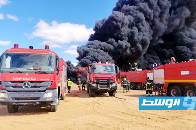 فرق الإطفاء بموقع حريق خط نقل الغاز في الحمادة، الأربعاء 18 مارس 2026. (هيئة السلامة الوطنية)