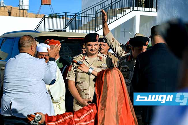 نائب القائد العام للقوات «القيادة العامة» الفريق أول صدام حفتر خلال زيارة إلى بلدية الجفرة، الإثنين 27 أكتوبر 2025 (المكتب الإعلامي للقيادة العامة)