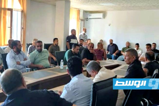 جانب من اجتماع مساعد مدير أمن الجفارة مع أصحاب محطات الوقود، الإثنين 14 يوليو 2025 (صفحة وزارة الداخلية على فيسبوك)