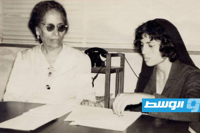 السيدة حميدة العنيزي مع إحدى تلميذاتها. (أرشيفية: الأنترنت)