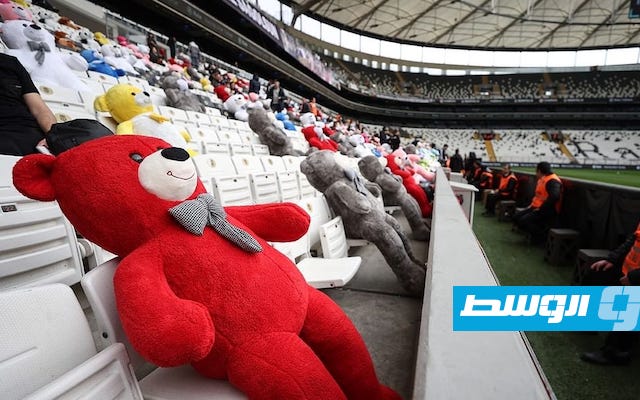 ألعاب أطفال ألقتها جماهير بشكتاش للأطفال المتضررين من الزلزال، الأحد 26 فبراير 2023 (تويتر)