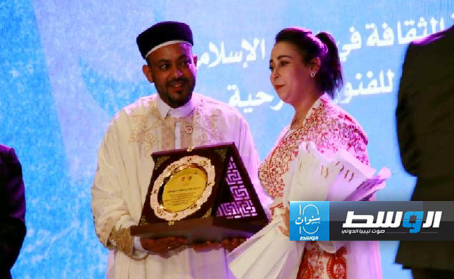 تكريم الفنانة التونسية هناء الوسلاتي في ختام مهرجان بنغازي للفنون المسرحية. (خاص الوسط: حمد المقرمش )