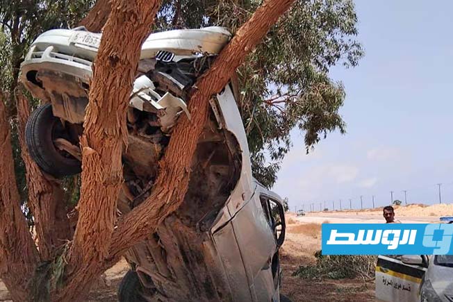 سيارة انحرفت عن الطريق واستقرت بين الأشجار في منطقة هراوة، السبت 17 مايو 2025 (مديرية أمن سرت)