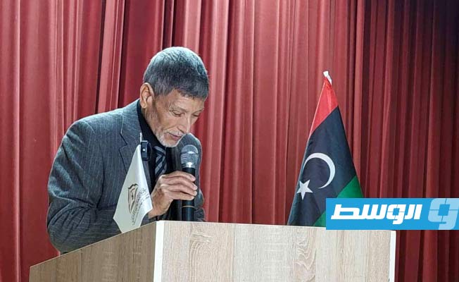 الدكتور عبدالله الزيات مدير الجلسة الأولى للندوة. (بوابة الوسط)
