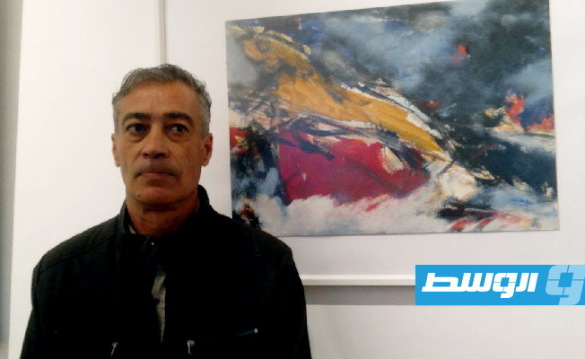 الفنان يوسف افطيس خلال المعرض (خاص لـ بوابة الوسط)