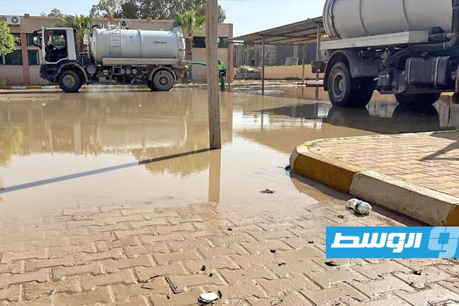 شفط مياه الأمطار بمعهد المهن الشاملة بترهونة، 8 مارس 2025. (شركة المياه والصرف الصحي)