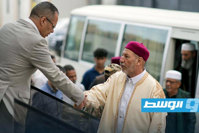 لقاء حماد مع وفد أعيان ومشايخ قبيلة الدرسة بمقر جهاز الأمن الداخلي في بنغازي، الخميس 8 مايو 2025. (الحكومة المكلفة من مجلس النواب)