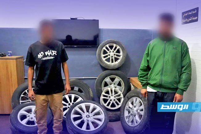 متهمان بسرقة إطارات السيارات في بنغازي (مديرية أمن بنغازي)