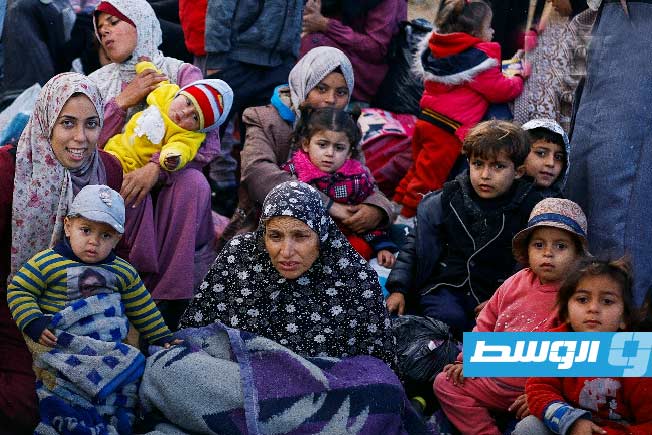 نازحون فلسطينيون ينتظرون السماح لهم بالعودة إلى شمال غزة، بعد منع قوات الاحتلال فتح محور نتساريم أمامهم. 26 يناير 2025. (الجزيرة)