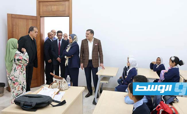 جولة الدبيبة داخل أحد فصول مدرسة الظهرة المركزية ببلدية طرابلس المركز بعد افتتاحها، الخميس 26 أكتوبر 2023. (حكومتنا)