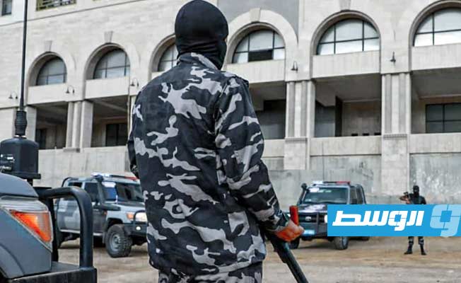 عناصر الشرطة أثناء إخلاء مجمع الدعوة الإسلامية في طرابلس، 14 أكتوبر 2021. (وزارة الداخلية)