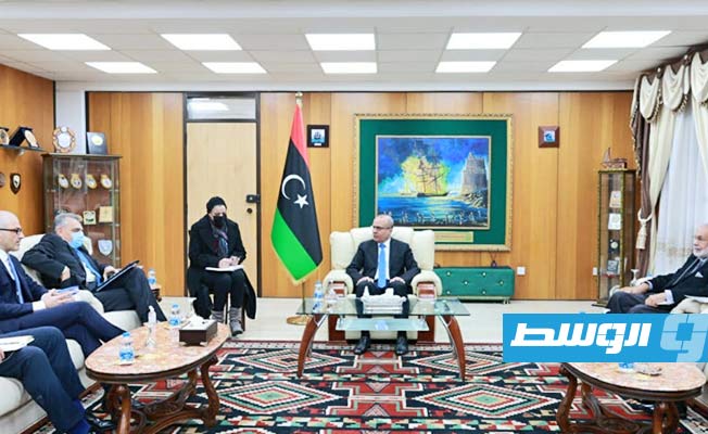 اللافي مع المبعوث الإيطالي نيكولا أورلاندو، وسفير روما لدى طرابلس جوزيبي بوتشينو. (المجلس الرئاسي)