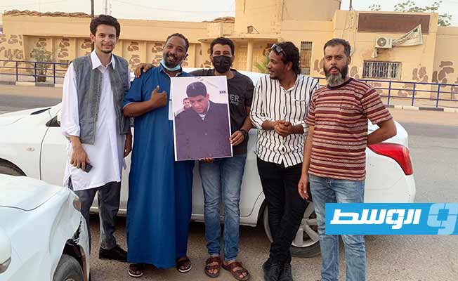 متظاهرون في مدينة سبها يطالبون بإطلاق رئيس الاستخابات في النظام السابق عبدالله السنوسي. (الإنترنت)