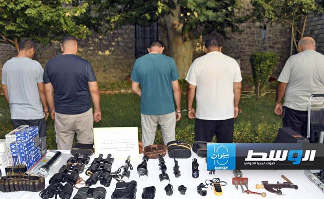 العناصر التي اعتقلتها السلطات الجزائرية مع أسلحتها، 14 أغسطس 2024. (وزارة الدفاع)