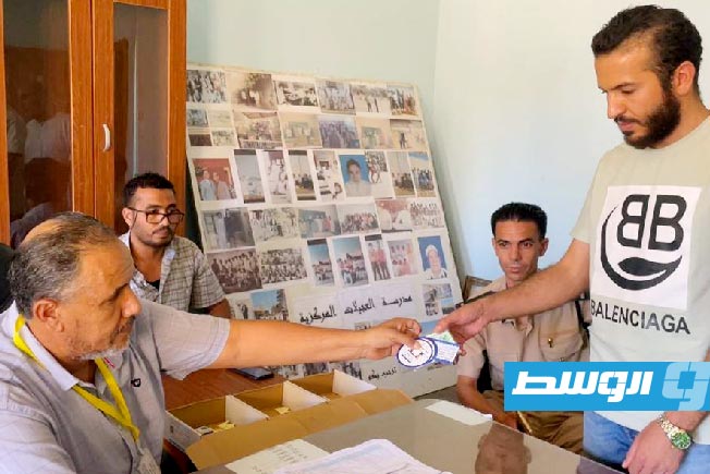 توزيع بطاقة ناخب على ناخبي المجموعة الثانية من انتخابات البلديات، 22 يوليو 2025 (مفوضية الانتخابات)