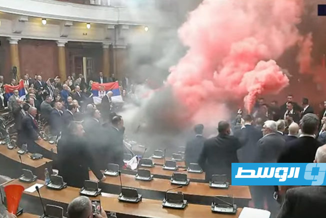 إلقاء قنبلة دخان خلال إحدى الجلسات بالبرلمان الصربي. 4 مارس 2025. (الإنترنت)