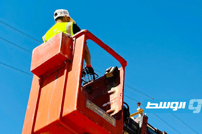 إزالة خط هوائي في موقع مشروع مطار بنغازي الدولي الجديد، 3 يونيو 2025 (وزارة الكهرباء والطاقات المتجددة في حكومة أسامة حماد)