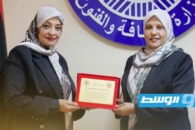 وزيرة الثقافة والفنون، د.صالحة الدروقي تكرم اللجنة المصاحبة لمعرض بنغازي الدولي للكتاب في 27 نوفمبر 2025. (فيسبوك)