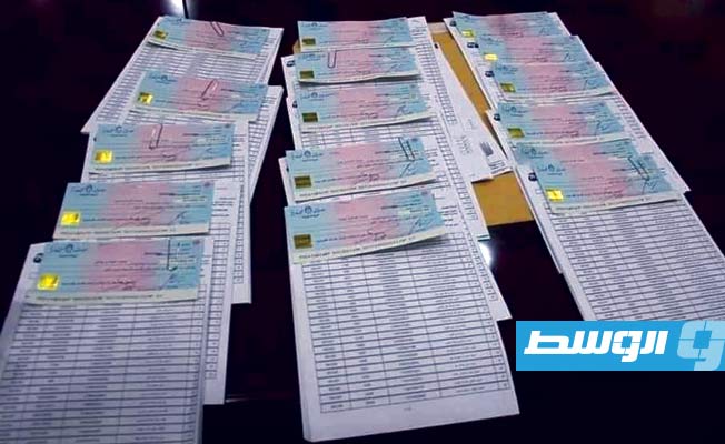 عدد من الصكوك الخاصة بـ«هدية رمضان» للأسر المستهدفة بالمبادرة. (الهيئة العامة لصندوق التضامن الاجتماعي)