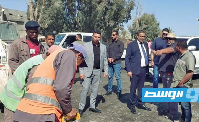 وزير المواصلات محمد سالم الشهوبي، يتفقد مشروع صيانة الطريق الساحلي, 8 مايو 2021. (وزارة المواصلا)