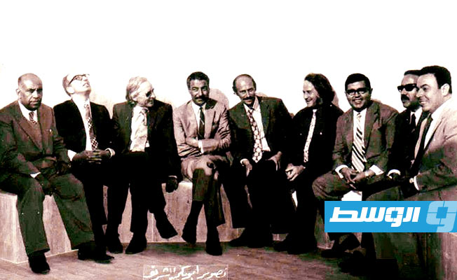 الدكتور الهادي بولقمة يتوسط الرجال مؤسسي الجامعة الليبية وهيئة «جيمس كيوبت» الاستشارية الهندسية لمشروع بناء الجامعة