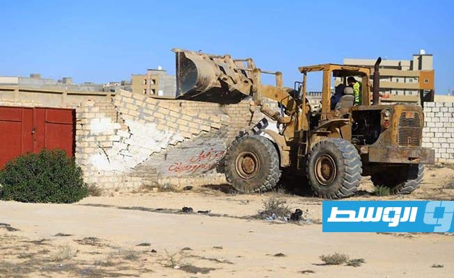 إزالة الاعتداءات على أرض المركز الثقافي في أجدابيا. (الإنترنت)