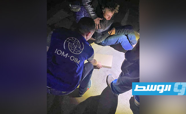 إنقاذ مهاجرين غير شرعيين بالبحر المتوسط على متن قارب مطاطي, 26 يونيو 2021. (البحرية الليبية)