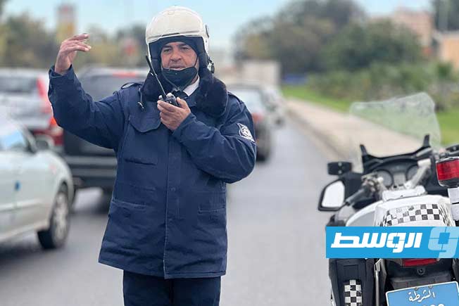 شاحنة متعطلة على الطريق السريع بطرابلس، 23 نوفمبر 2025. (أمن طرابلس)