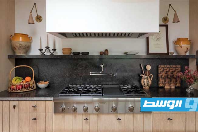 مادة الجرانيت تتميز بالمتانة والعملية في تصميم المطبخ. (موقع هومز آند غاردنز)