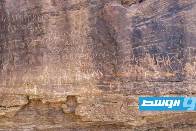 رسومات على الصخر في موقع أثري جديد بهضبة «أم عراك» جنوب شبه جزيرة سيناء. (وزارة السياحة والآثار المصرية)