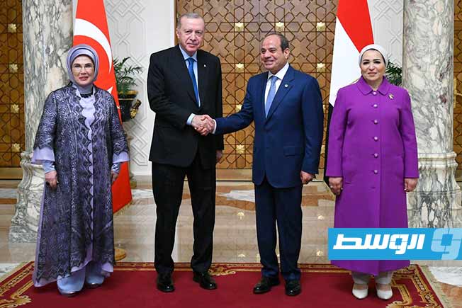 لرئيس المصري عبدالفتاح السيسي، وقرينته السيدة انتصار السيسي،خلال استقبال الرئيس التركي رجب طيب إردوغان وقرينته السيدة أمينة إردوغان في قصر الاتحادية بالقاهرة. (الإنترنت)