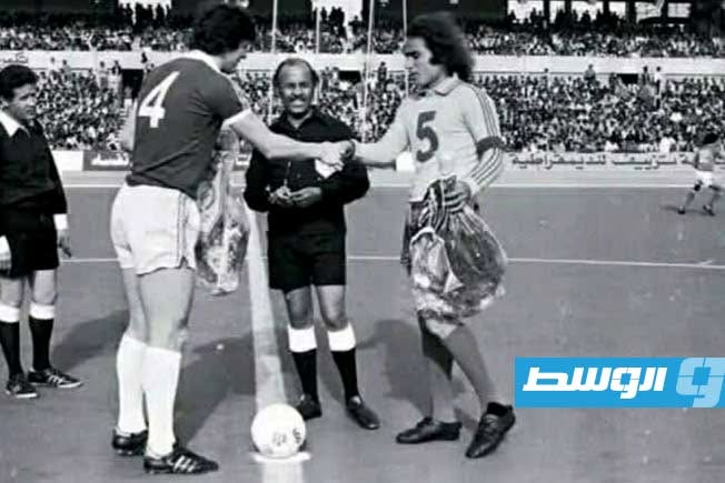 قائد المنتخب الليبي الفيتوري رجب مع نظيره لاتشفورد قائد إيفرتون الإنجليزي. (خاص - الوسط)